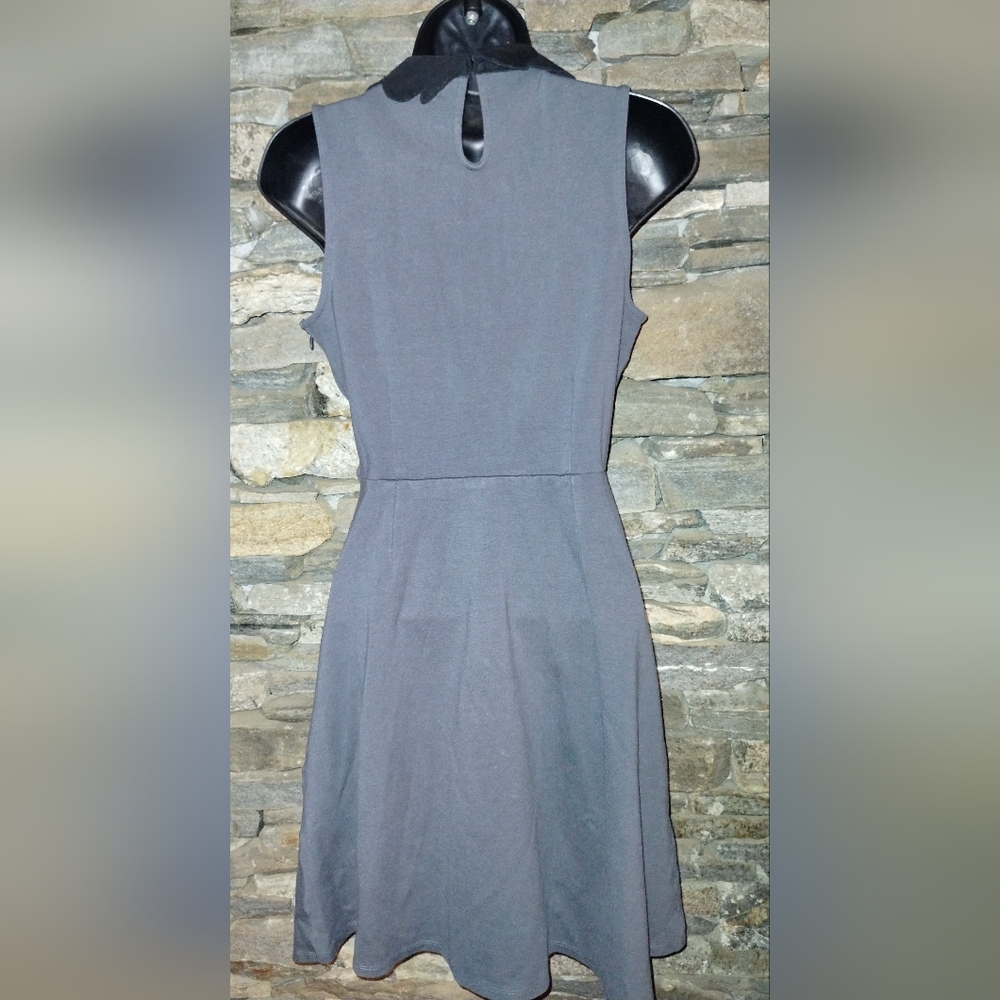 Modcloth gray aline Sleeveless dress with black scalloped collar,  size s - Picture 3 of 9